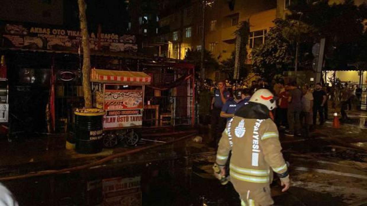 Sultanbeyli'de çıkan yangında bir iş yeri ile 3 araçta hasar oluştu
