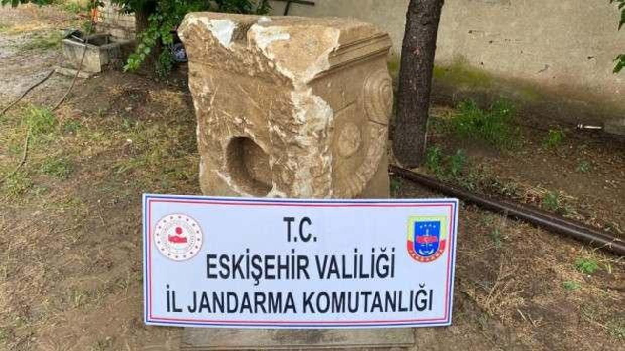 Tarlasını s&uuml;rerken Roma d&ouml;nemine ait taş eser buldu! Hakkında işlem başlatıldı
