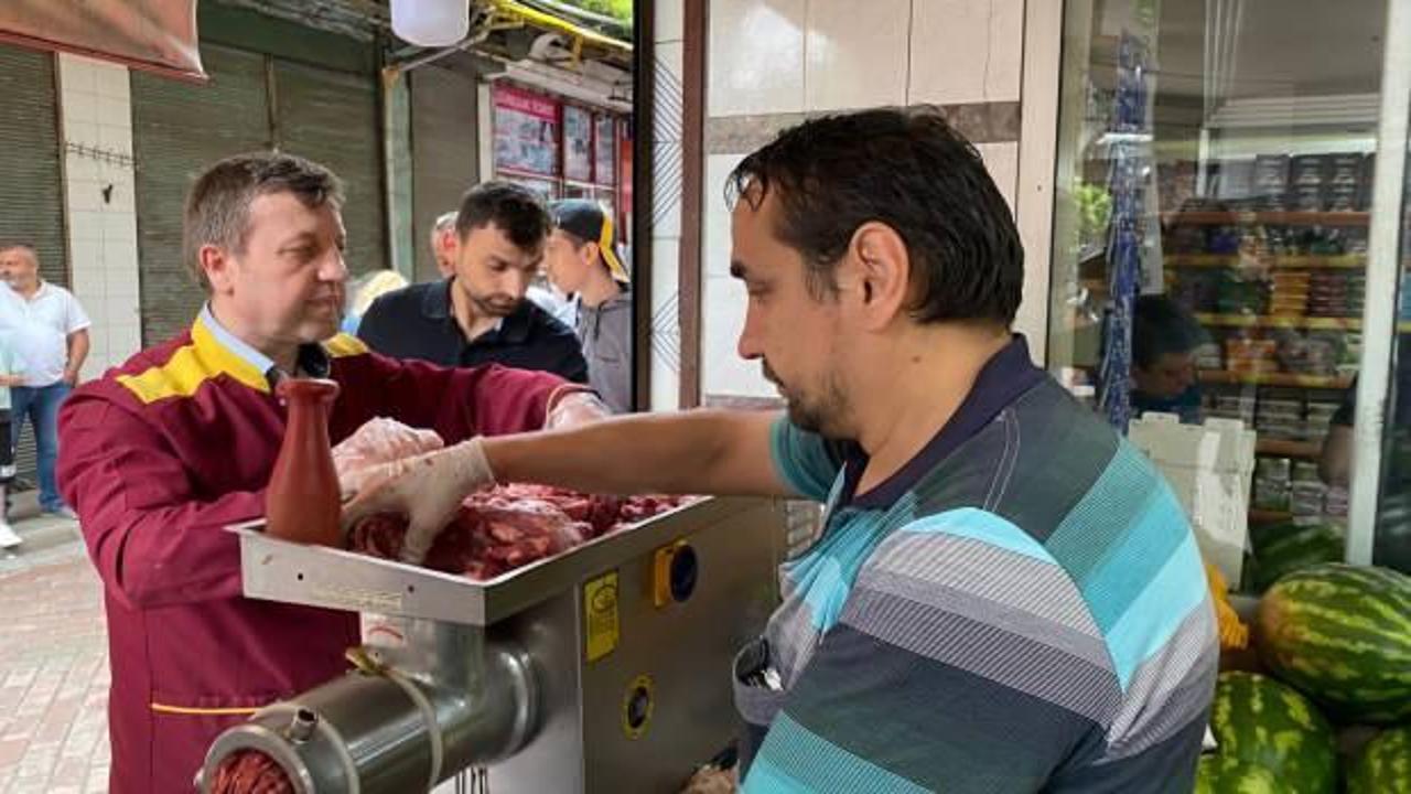 23 yıllık esnafın &uuml;cretsiz kıyma &ccedil;ektirme geleneği uzun kuyruklar oluşturdu