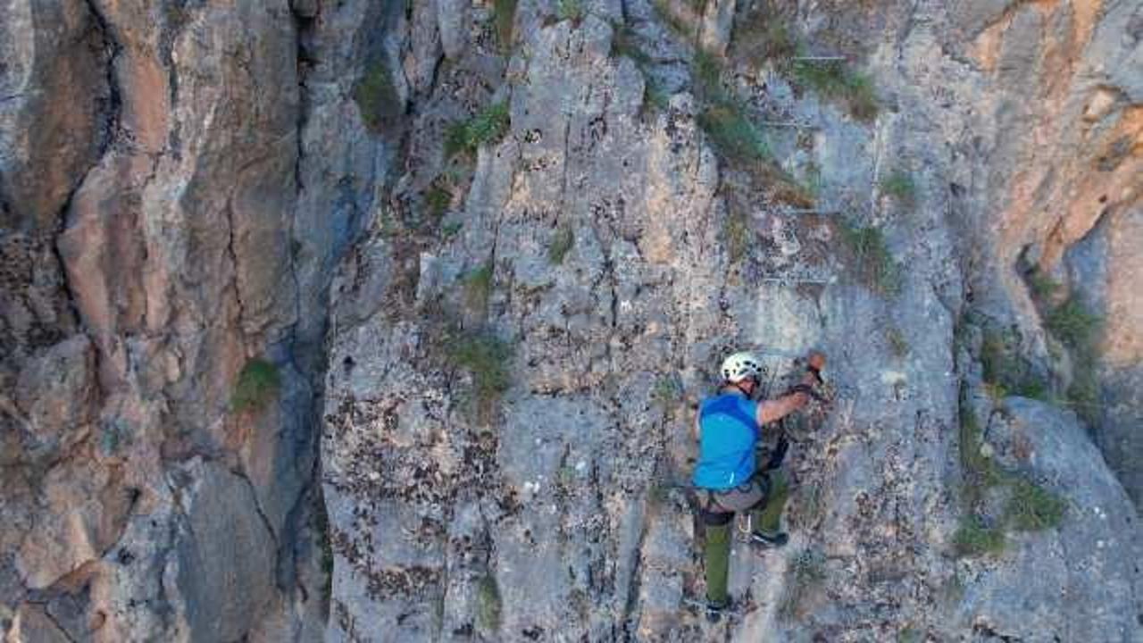 65 yaşındaki g&ouml;rme engelli milli dağcı Via Ferrata Parkuru'nu tırmandı 