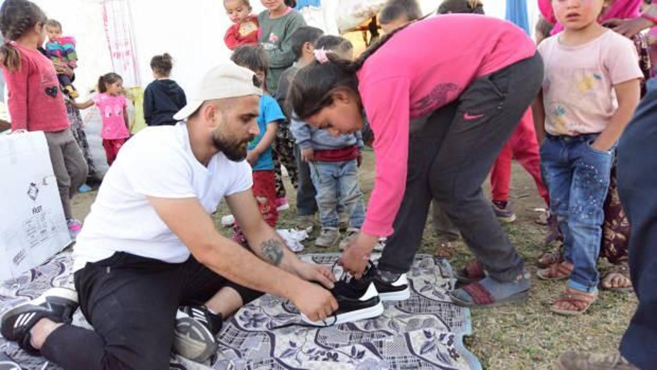 6 yıldır köy köy gezerek çocuklara bayramlık ayakkabı sevinci yaşatıyor