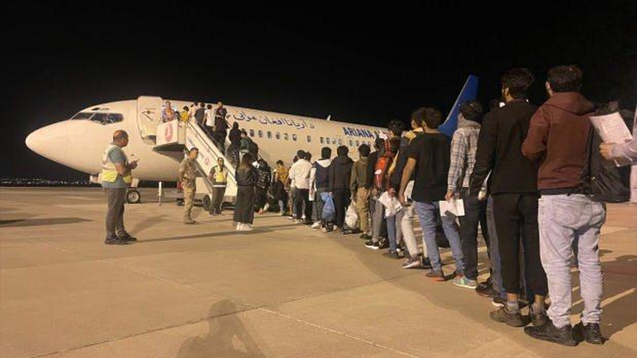Ağrı'da yakalanan 273 düzensiz göçmen ülkelerine gönderildi