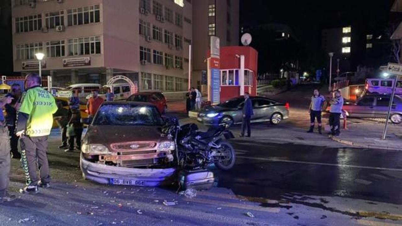 Ankara’da motosiklet otomobile ok gibi saplandı: 2 yaralı