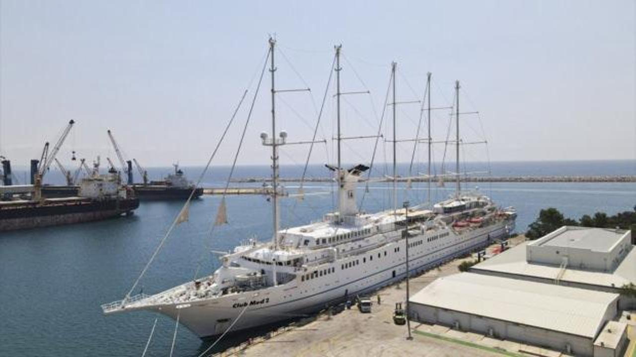 Antalya, l&uuml;ks yolcu gemisi Club Med 2 ile gelen 240 turisti ağırladı