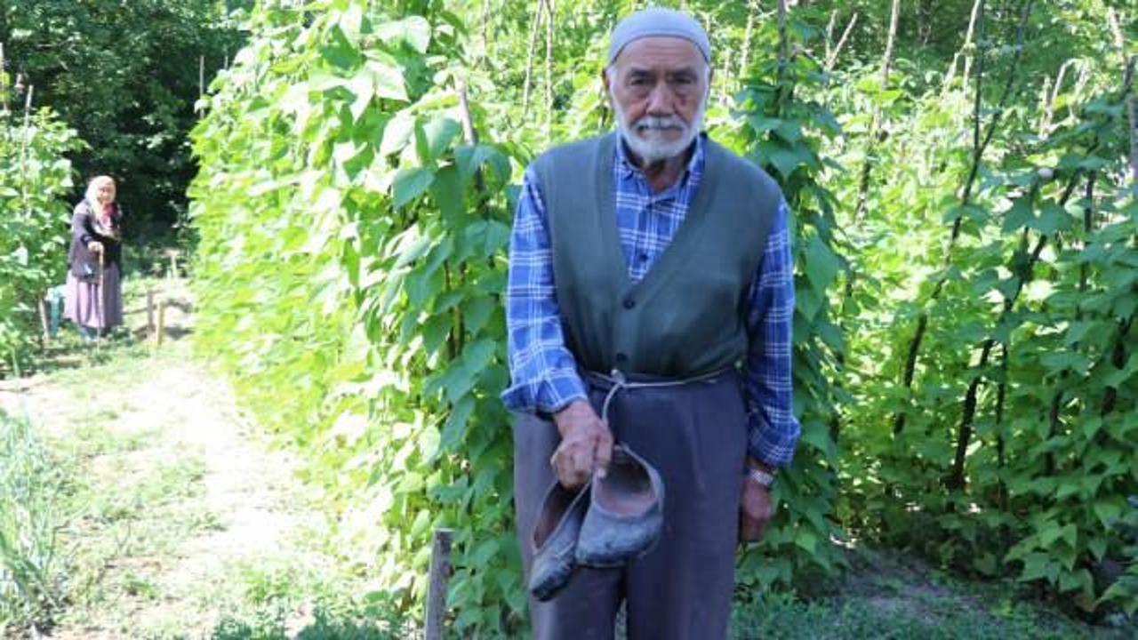 Bolulu yaşlı &ccedil;ift&ccedil;i duyarlı hareketiyle herkesi duygulandırdı