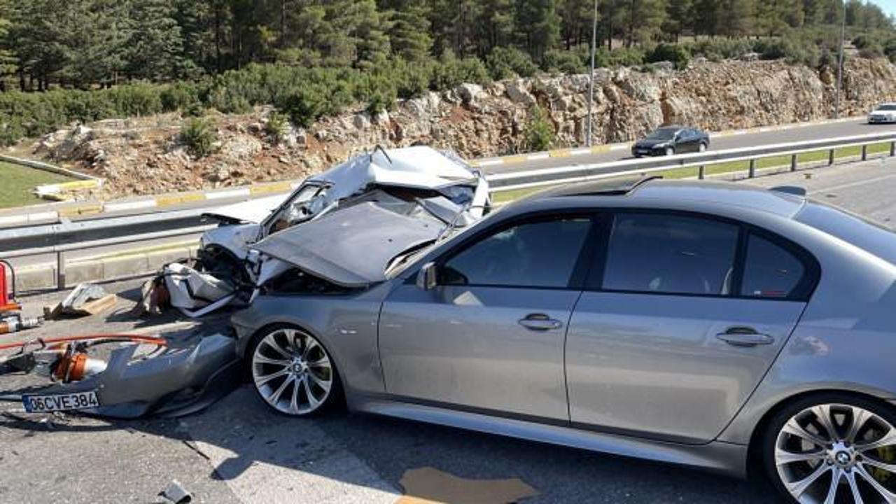 Denizli'de iki otomobilin &ccedil;arpıştığı kazada 1 kişi &ouml;ld&uuml;, 7 kişi yaralandı