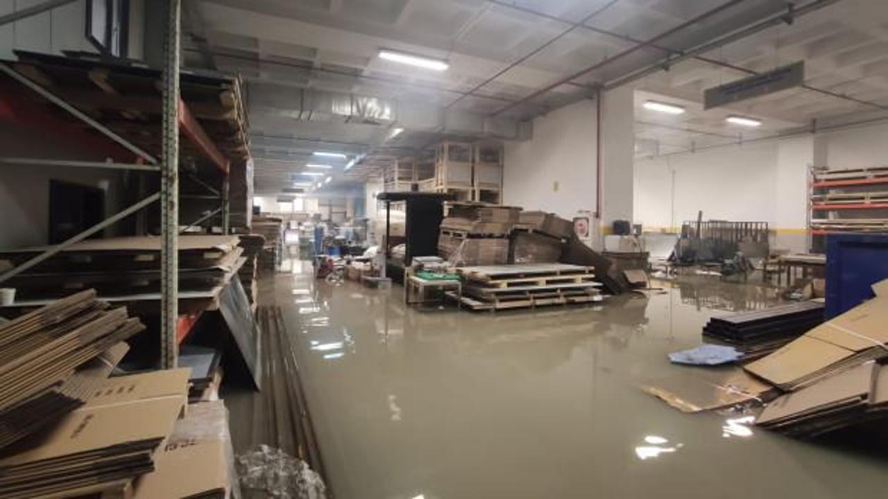 Esenyurt'ta fabrika sular altında kaldı
