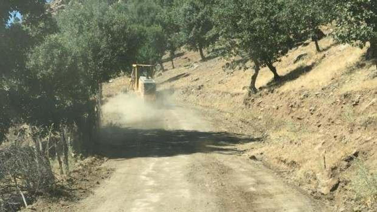 Hakkari&rsquo;de k&ouml;y yollarında hummalı &ccedil;alışma s&uuml;r&uuml;yor
