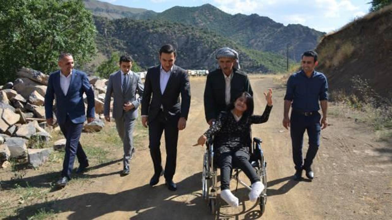 Yıllardır evlerinden &ccedil;ıkamayan engelli kızlar ak&uuml;l&uuml; arabalarına kavuştular