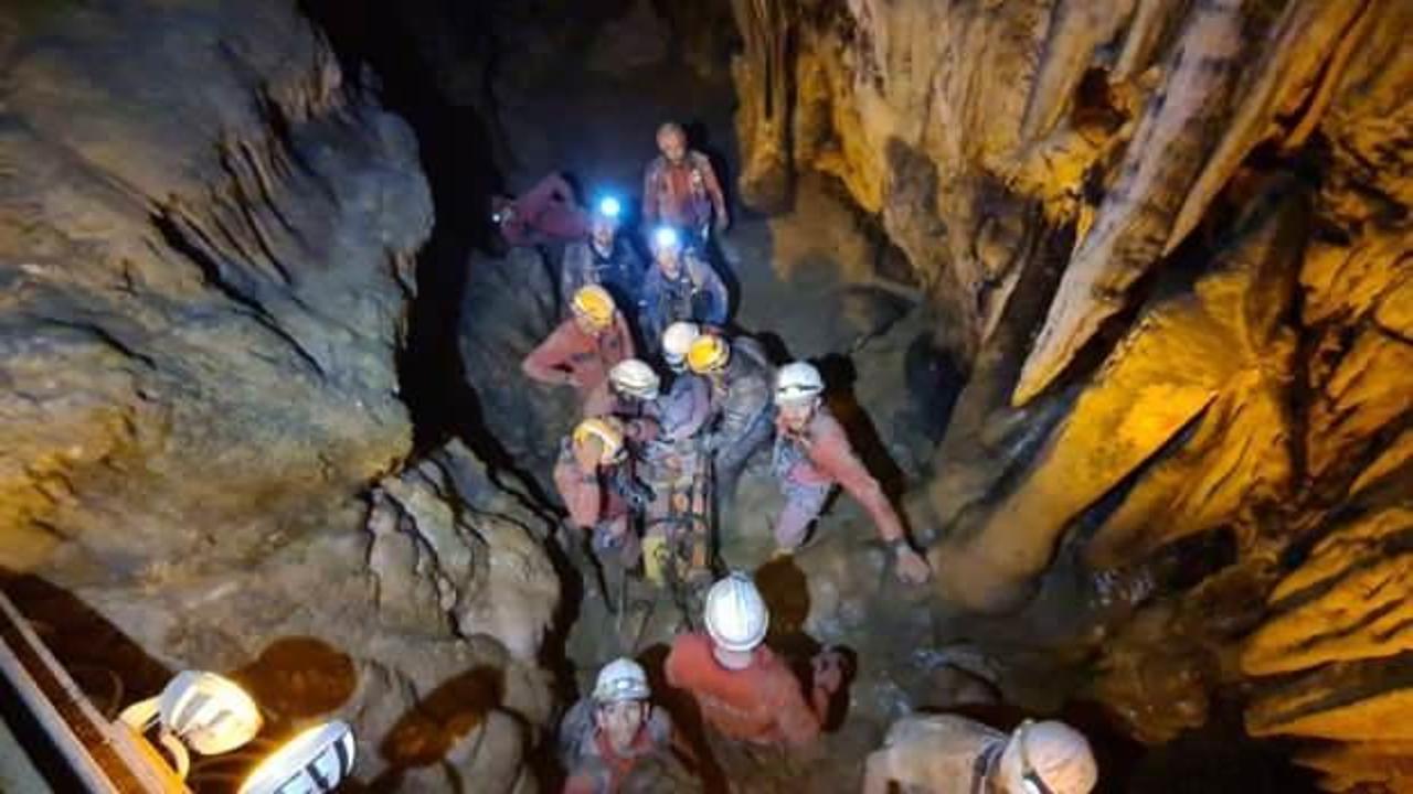 12 saat sonra d&uuml;şt&uuml;ğ&uuml; mağaradan kurtarıldı