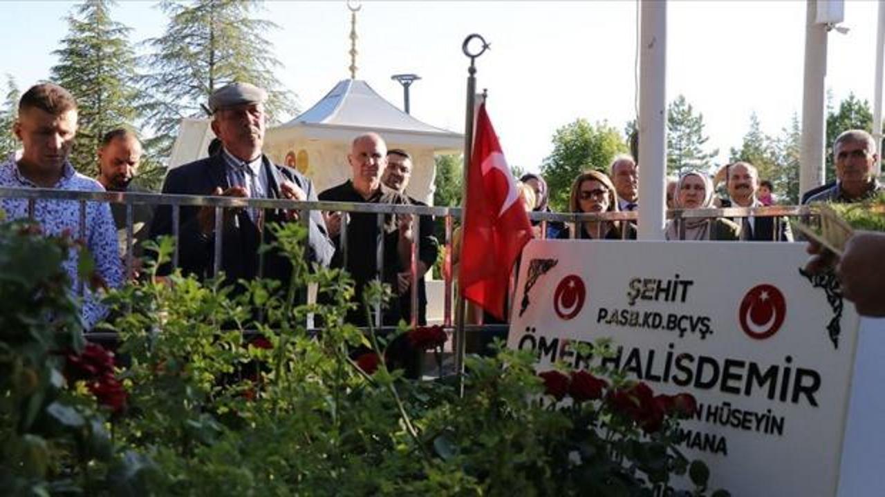 15 Temmuz'un kahraman şehidi Ömer Halisdemir'in kabrinde tören düzenlendi