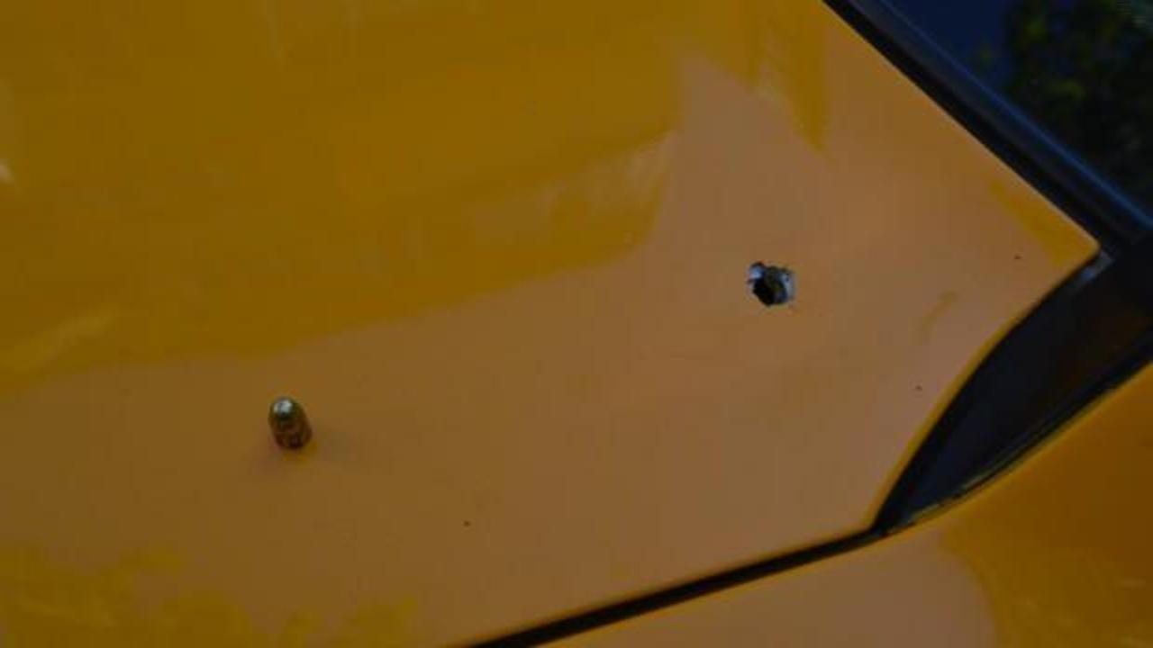 Kahvehane &ouml;n&uuml;nde duran taksiye mermi d&uuml;şt&uuml;