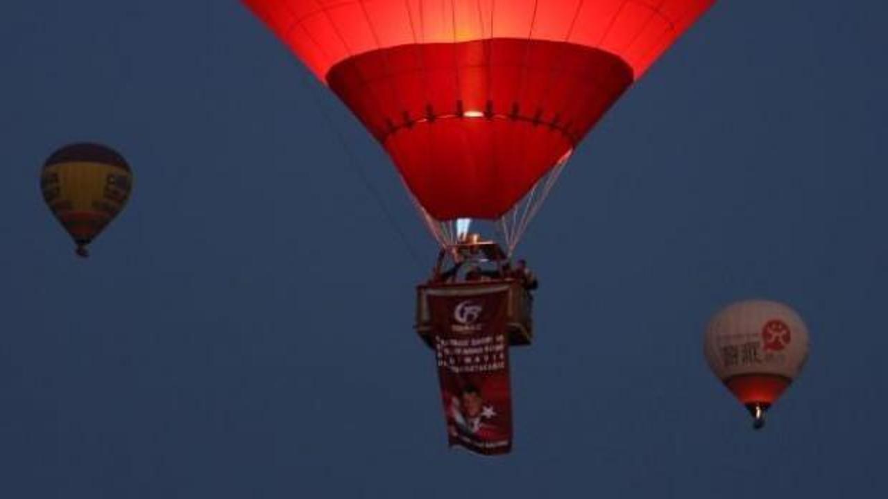 Kapadokya’da balonlar, Türk bayrakları ve Ömer Halisdemir posteriyle havalandı