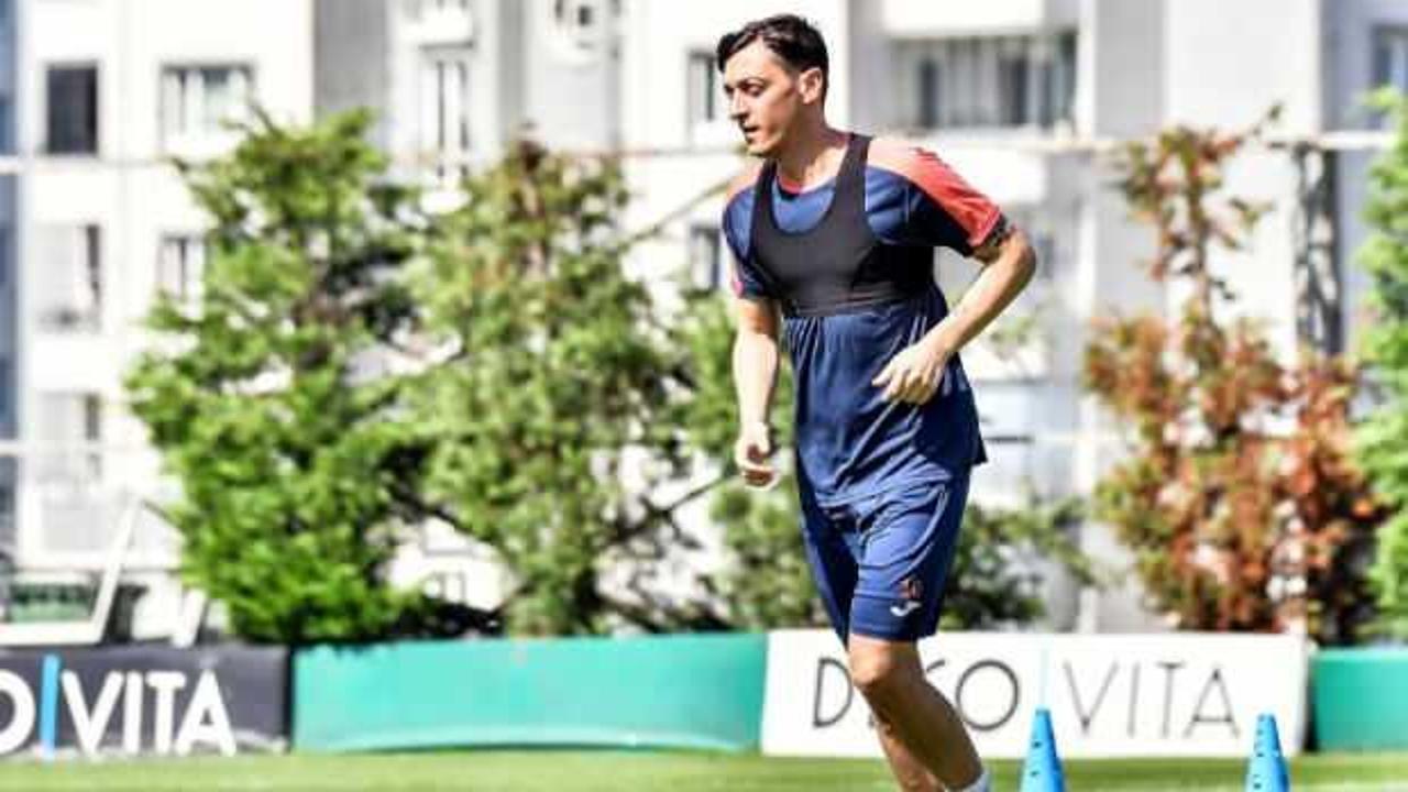 Mesut Özil, Başakşehir'de ilk antrenmanına çıktı