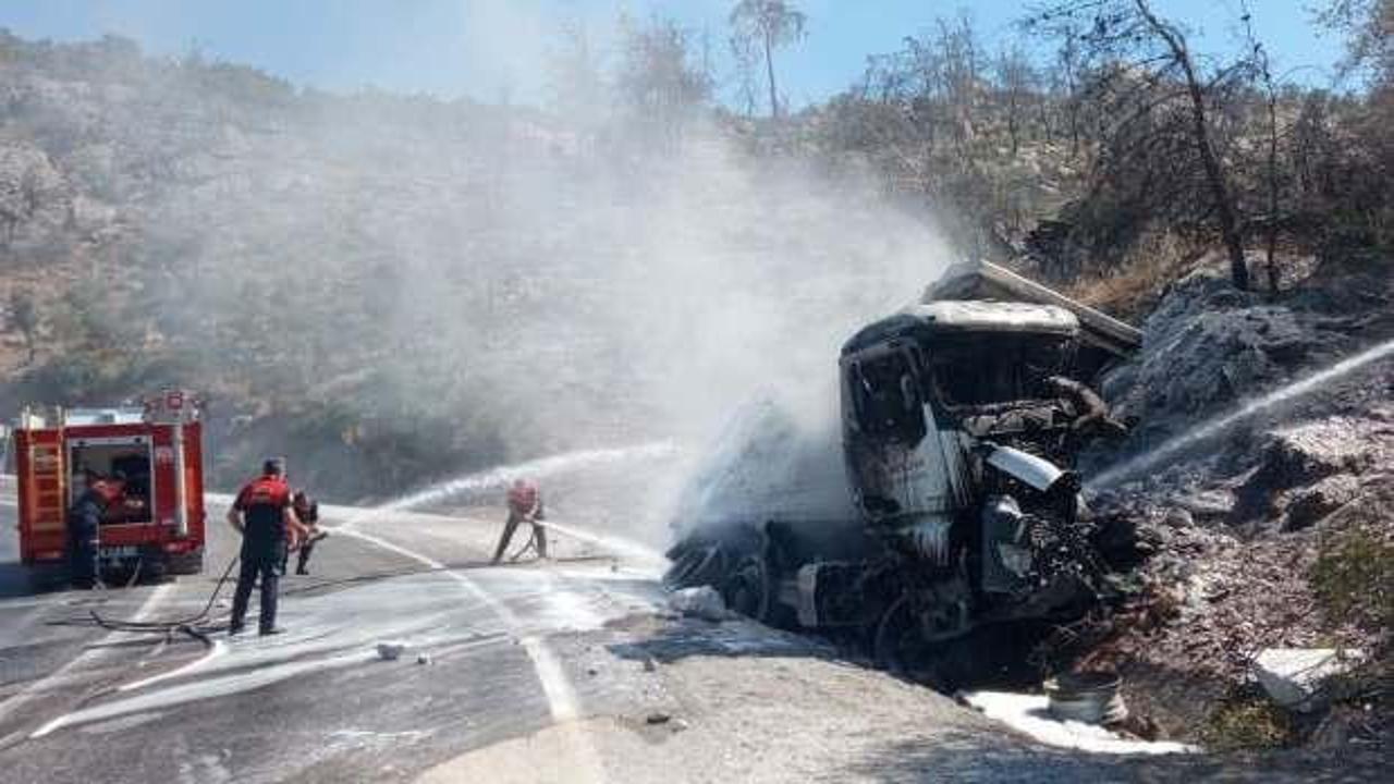 Şarampole devrilen kamyon alev alev yandı, sürücü öldü