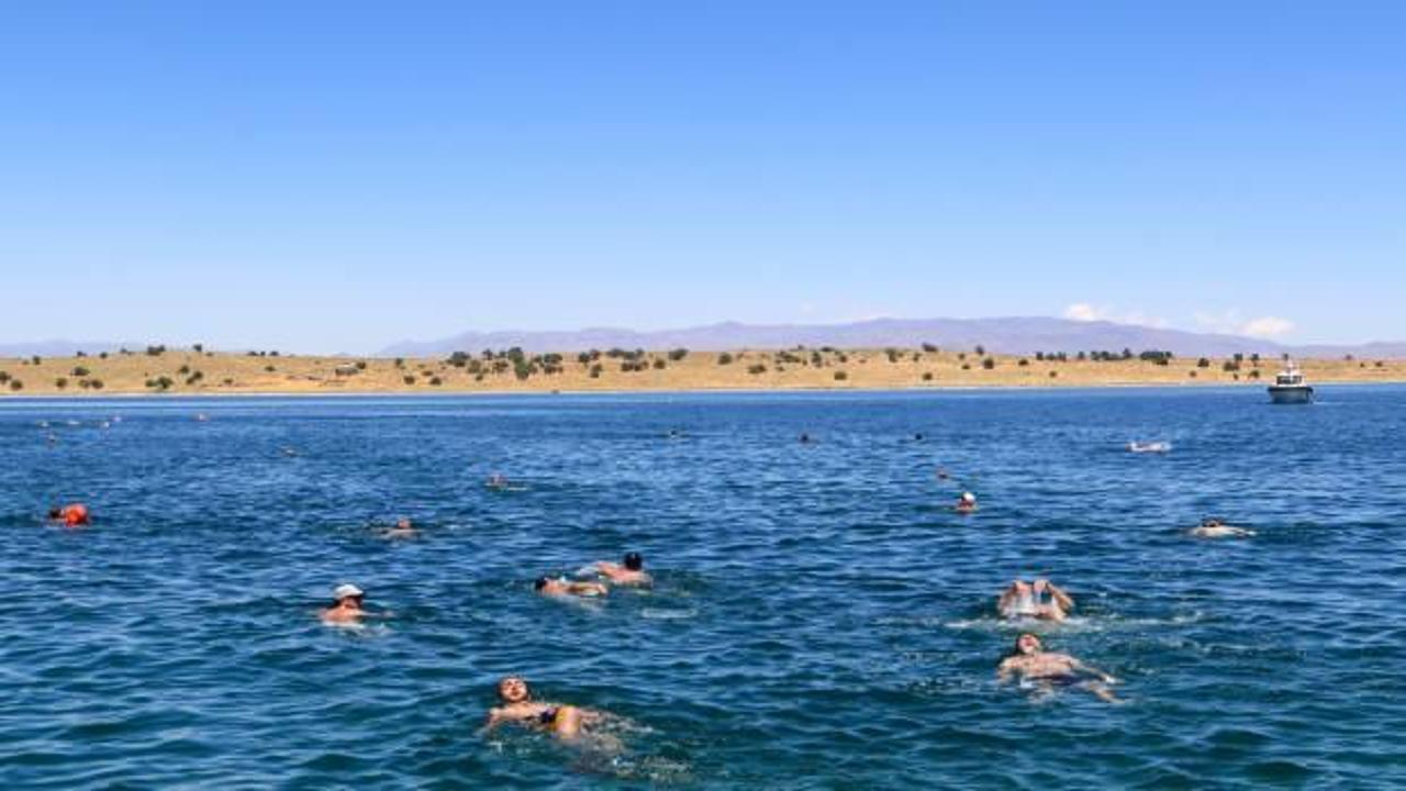 1. Van Denizi Y&uuml;zme Festivali&rsquo;nde tarihi Adır Adası&rsquo;na y&uuml;z&uuml;ld&uuml;