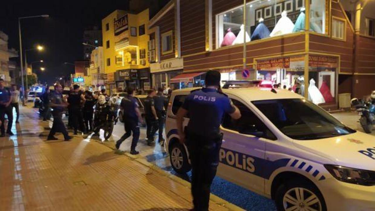 Adana&rsquo;da d&uuml;ğ&uuml;nde silahlı ve bı&ccedil;aklı kavga: 2 yaralı