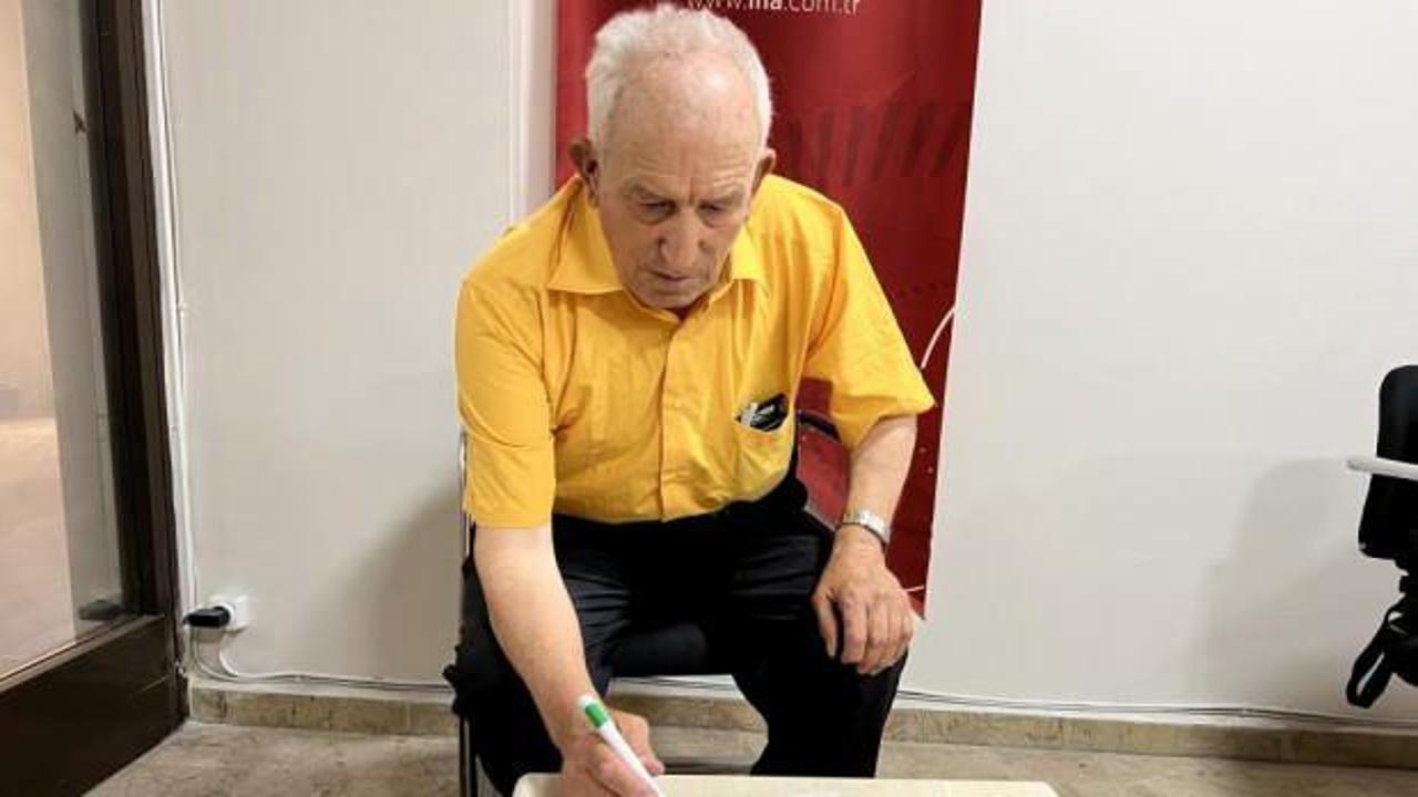 Gazetelerden okuduğu haberleri şiire d&ouml;k&uuml;yor