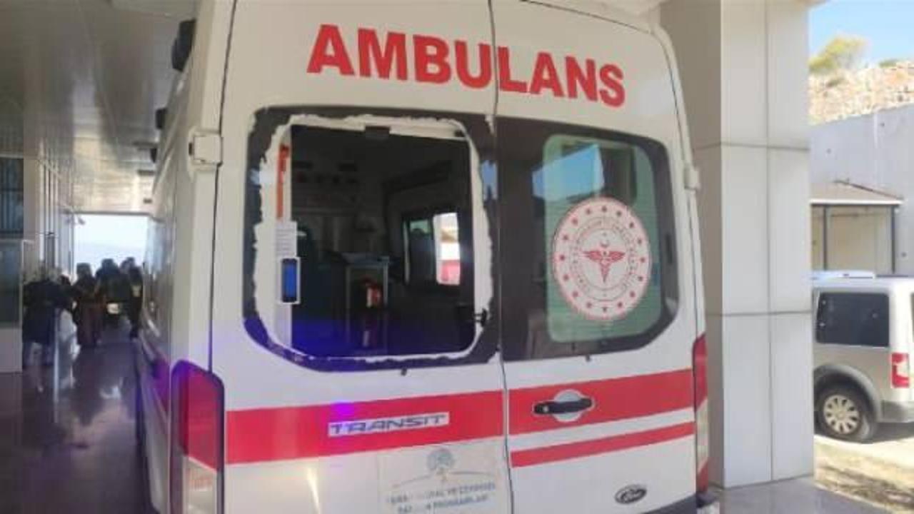 Ge&ccedil; geldiği iddiasıyla camını kırdığı ambulansla hastaneye kaldırıldı