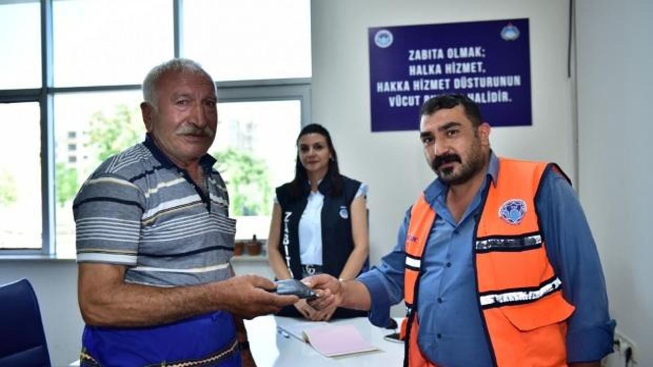 &ldquo;Harama gerek yok&rdquo; dedi bulduğu c&uuml;zdanı sahibine teslim etti 