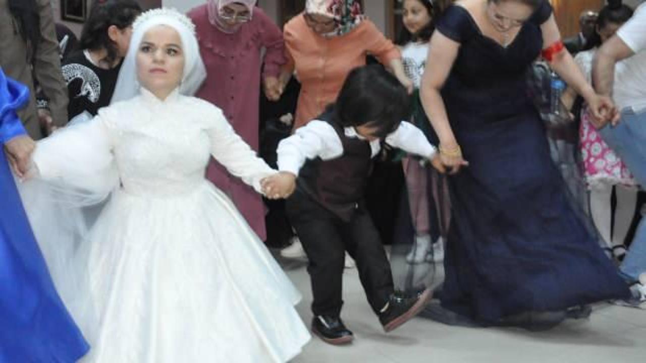 İkisi de 108 santimetre! Sosyal medyada tanışan Emine ve Ahat d&uuml;nyaevine girdi