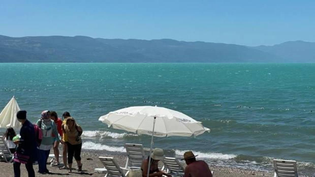 İznik G&ouml;l&uuml; turkuaz renge b&uuml;r&uuml;nd&uuml;