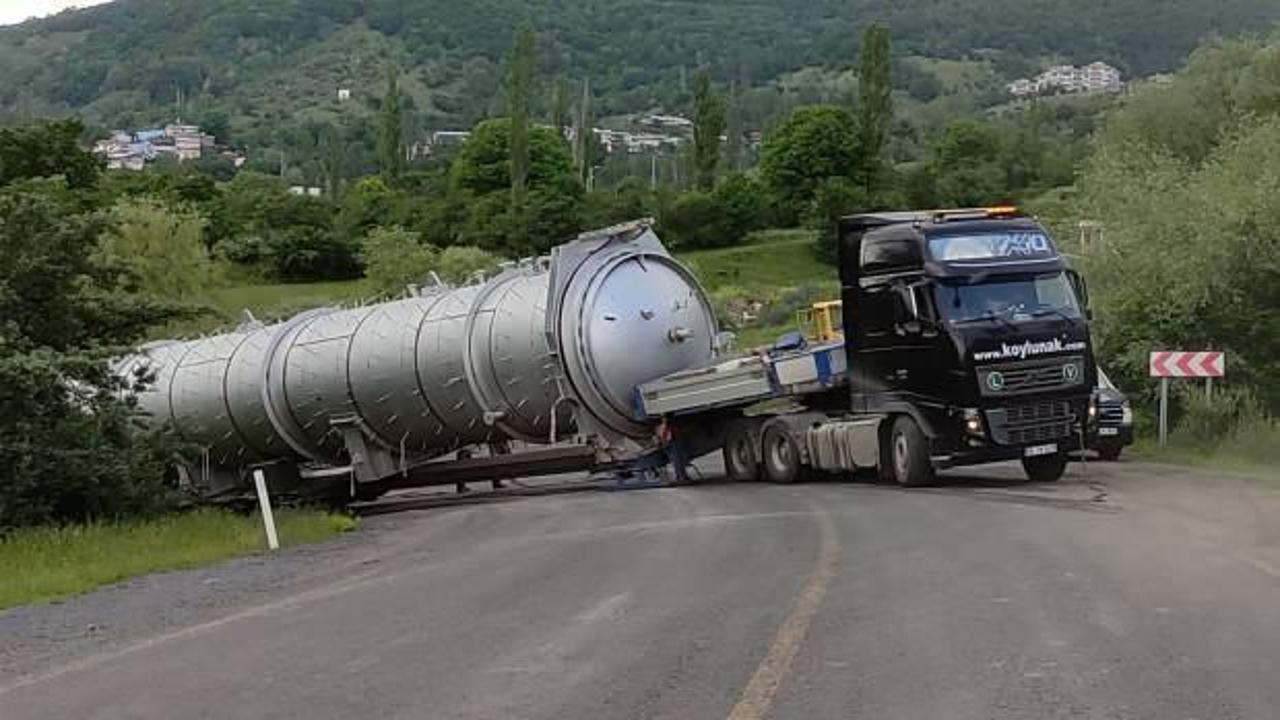 Posof&rsquo;ta keskin virajı alamadı, tır trafiği fel&ccedil; etti 