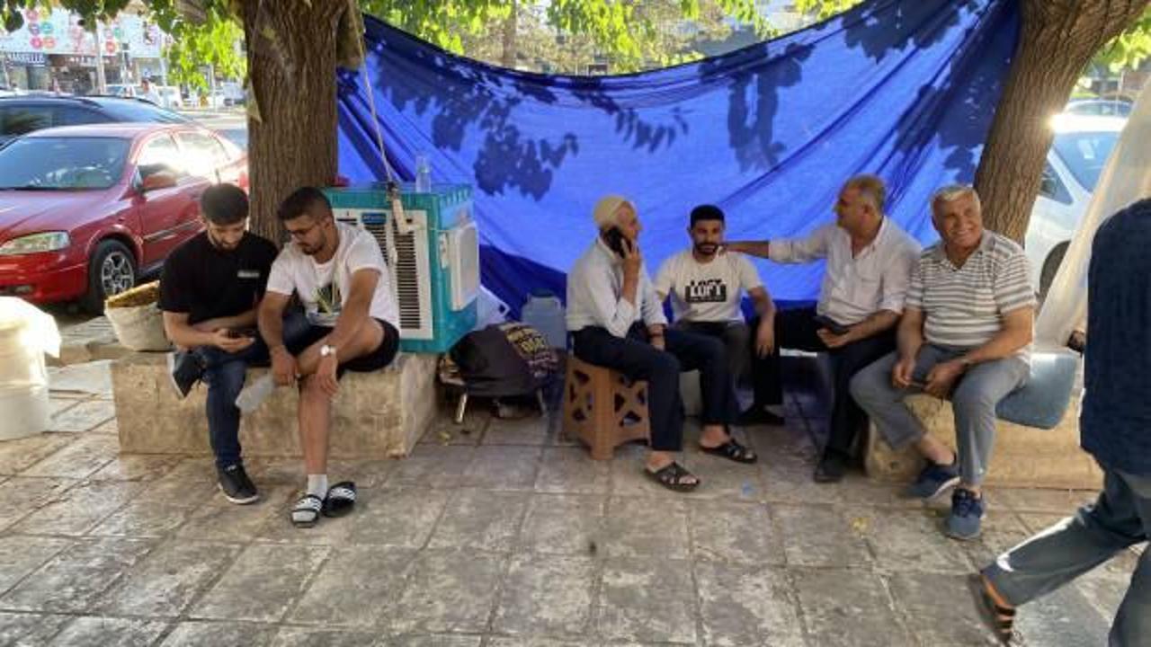 Sıcaklık 40 dereceye yaklaştı! Mardin'de esnaf, ağa&ccedil; dibine sulu klima kurdu