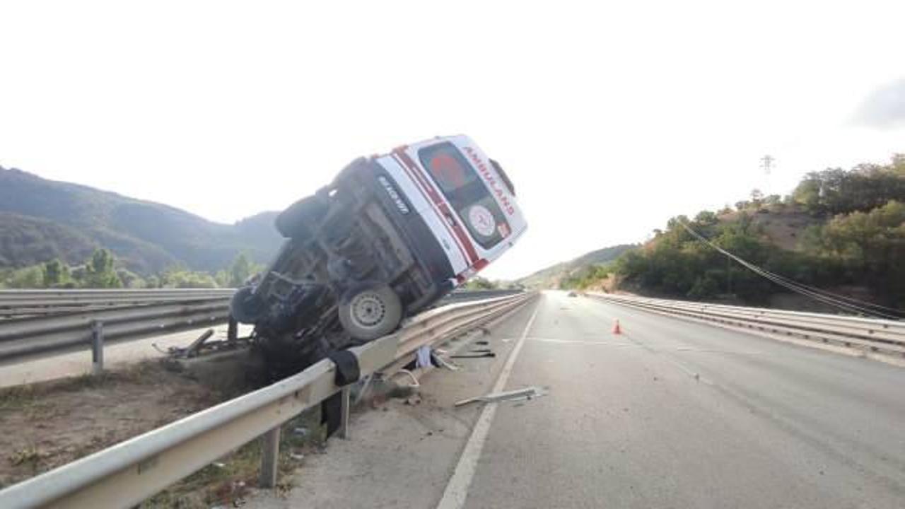 Tokat&rsquo;ta korkun&ccedil; kaza! Ambulans bariyerlere &ccedil;arptı, hasta yaşamını kaybetti  