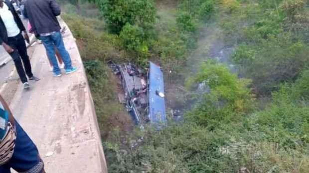 Yolcu otobüsü 40 metre yükseklikten nehre düştü: 24 ölü
