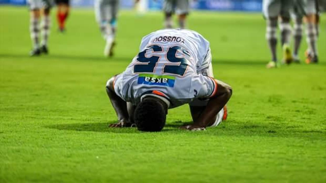 Başakşehirli futbolcu İsrailli taraftarların &ouml;n&uuml;nde secde yaptı