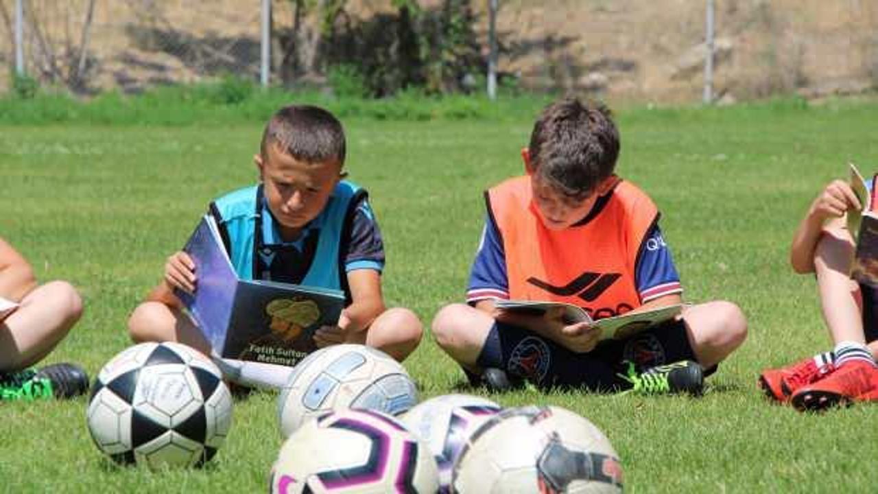 Bu okulda &ouml;nce kitap okuyorlar, sonra futbol oynuyorlar   