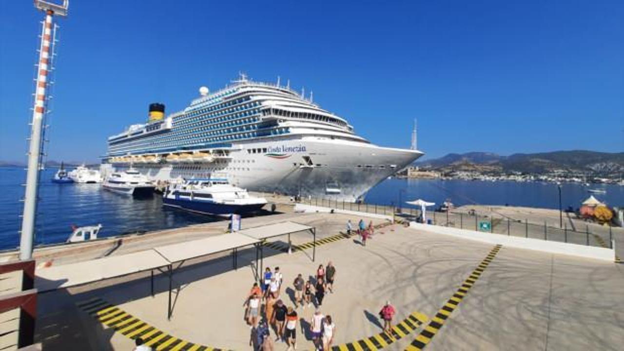Dev kruvaziyer "Costa Venezia" Bodrum'a yanaştı