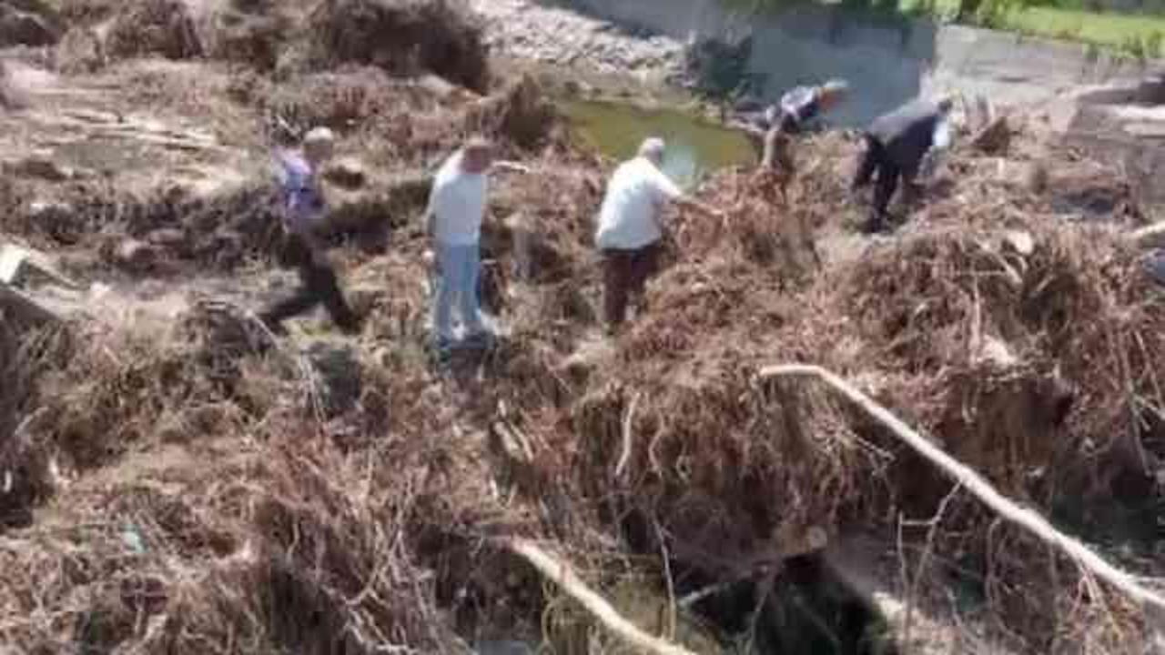 K&ouml;pr&uuml;s&uuml; yıkılan k&ouml;yl&uuml;ler, ağa&ccedil; k&ouml;klerinden yol yaptı