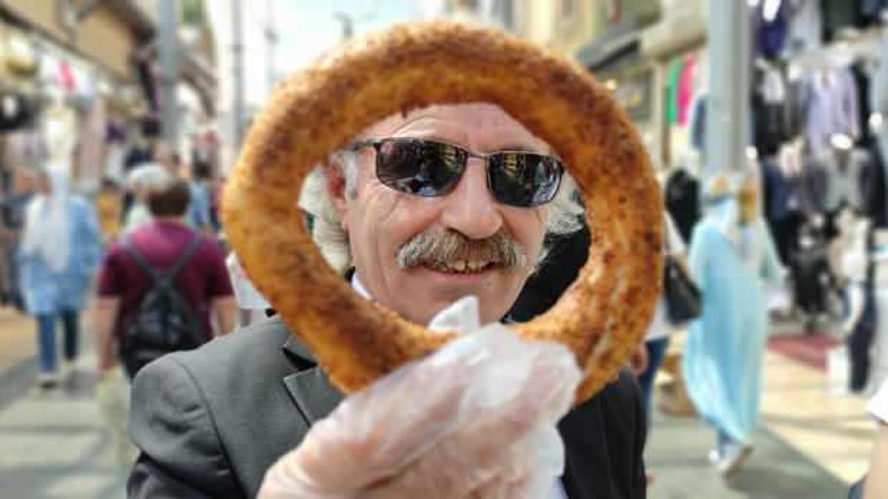 64 yaşında her g&uuml;n 20 kilometre y&uuml;r&uuml;yerek takım elbiseyle simit satıyor 