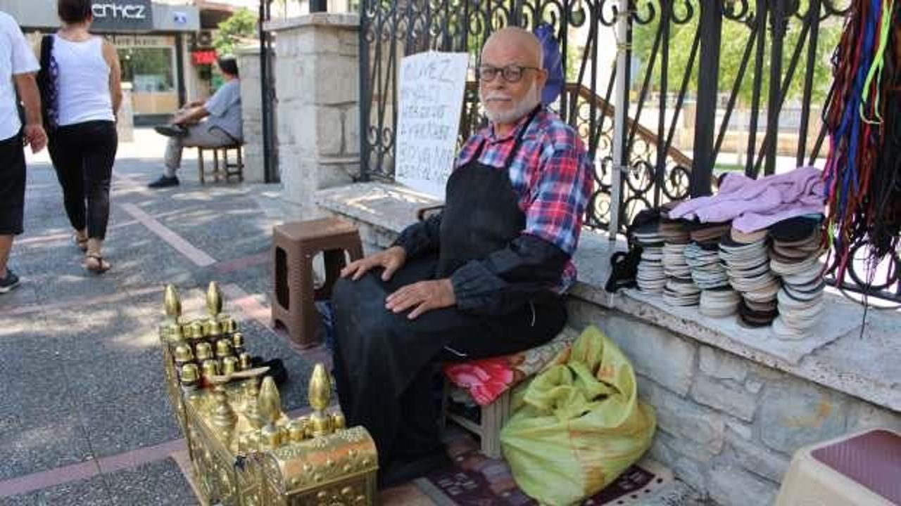 &Ccedil;ocukluk merakı mesleği oldu, 5 yıldır Aydınlıların ayakkabılarını parlatıyor