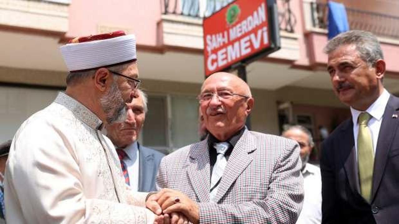 Diyanet İşleri Başkanı Erbaş'tan Cemevine 'ge&ccedil;miş olsun' ziyareti