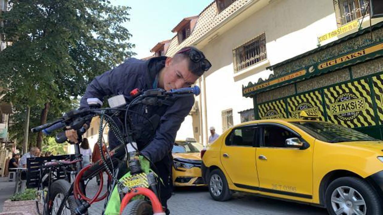 Durağın neşe kaynağı! Bisikleti ile taksici gibi mesai yapıyor