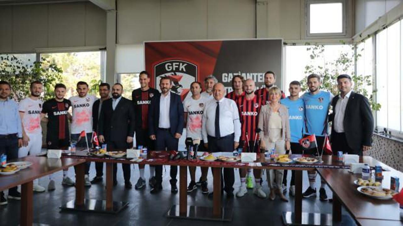 Gaziantep FK’da 10 yeni transfer için imza töreni düzenlendi