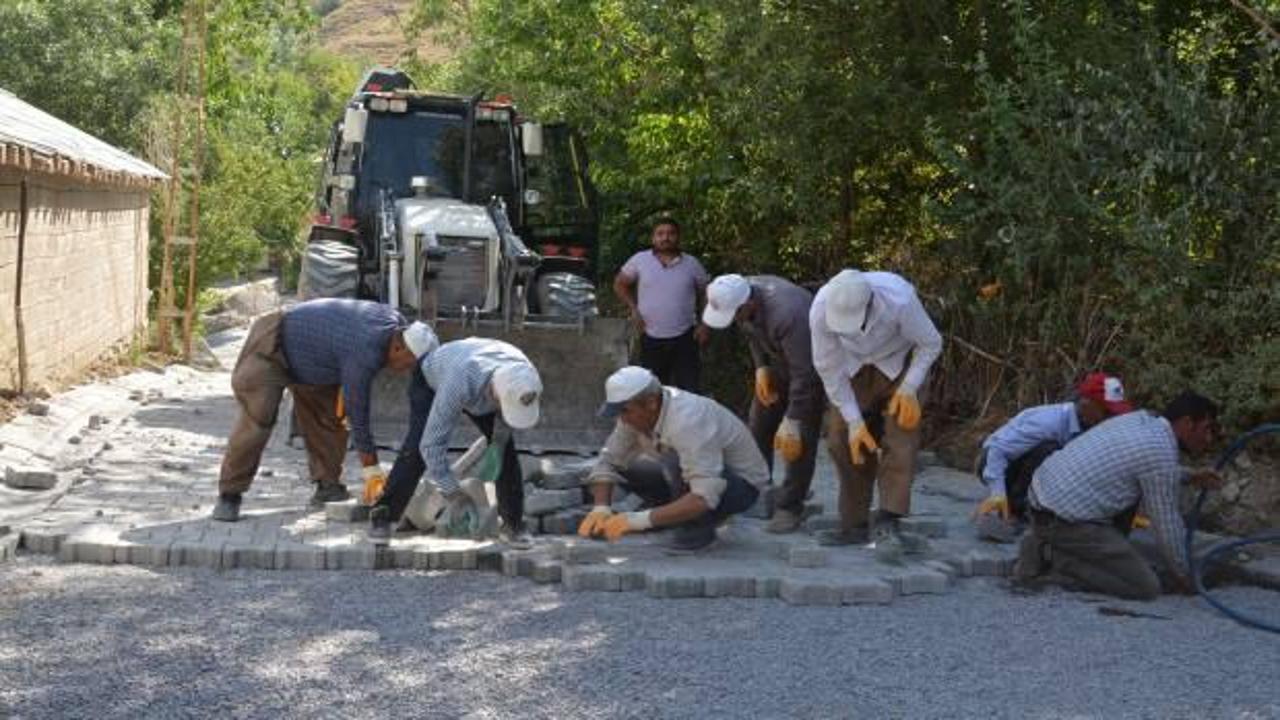 Hakkari&rsquo;de iş&ccedil;ilerin sıcak havada zorlu mesaisi