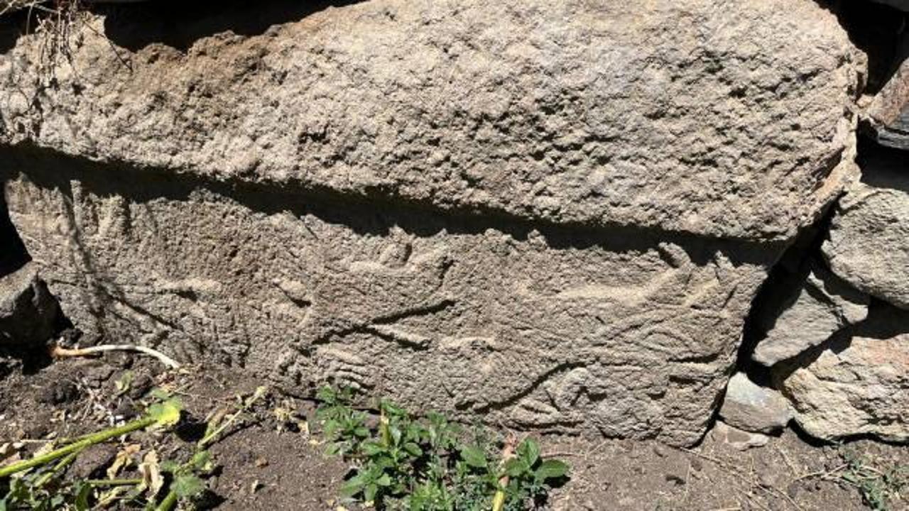 Kars&rsquo;ta insan fig&uuml;rleri bulunan taş ilgi odağı oldu!