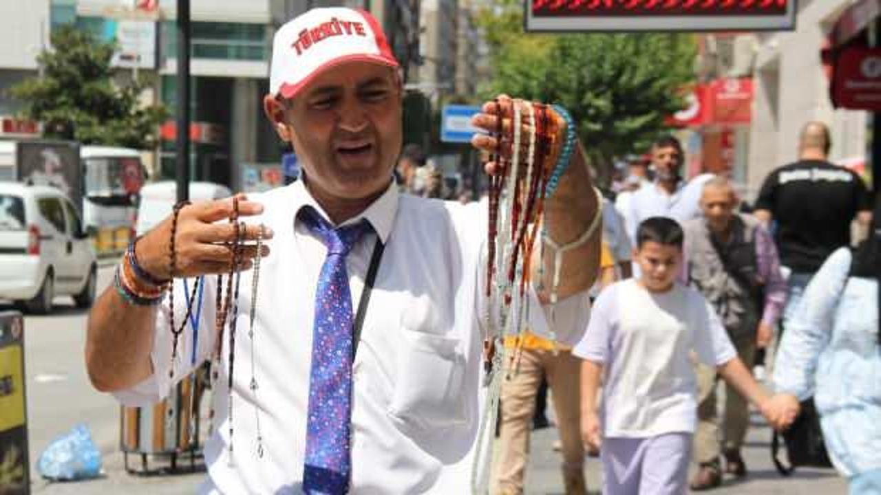 Öğretmen gibi giyinip, tespih satıyor! Kimse hayat hikayesini bilmiyor  