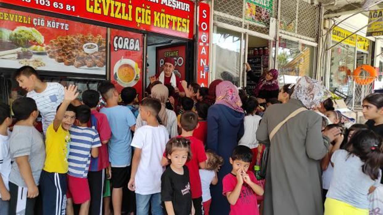 Şanlıurfa&rsquo;da a&ccedil;ılışa &ouml;zel &uuml;cretsiz cevizli &ccedil;iğk&ouml;fteyi duyanlar birbirleriyle yarıştılar