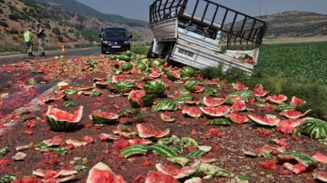 Şarampole devrilen kamyonetteki baba- oğul yaralandı, 3 ton karpuz &ccedil;evreye sa&ccedil;ıldı