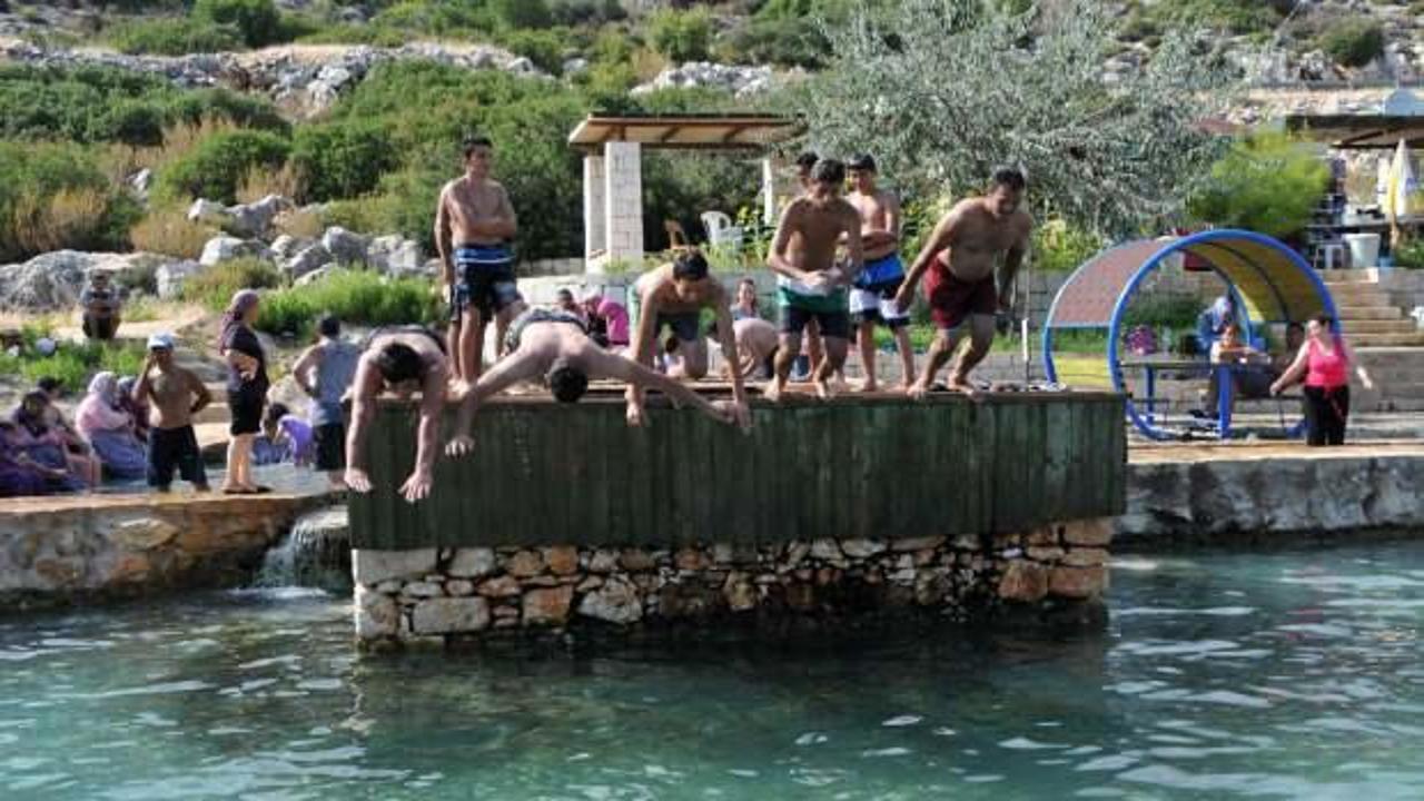 Sıcaktan kavrulan Antalyalılar soğuk su kaynaklarında serinliyorlar