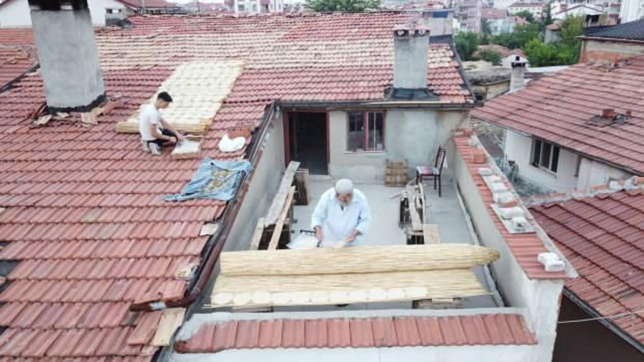 Beyşehir&rsquo;de y&ouml;resel lezzet &ccedil;ıtır tarhananın yapım telaşı s&uuml;r&uuml;yor 