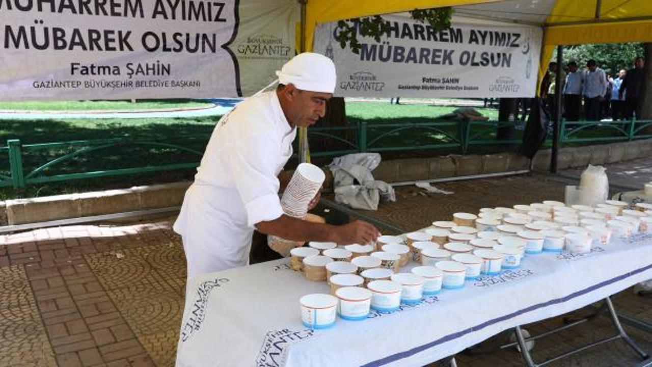 Gaziantep B&uuml;y&uuml;kşehir, 30 bin kişiye aşure ikram etti