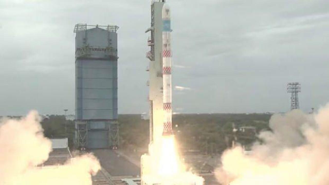 Hindistan'ın roketi uyduları yanlış yörüngeye yerleştirince uydular imha oldu