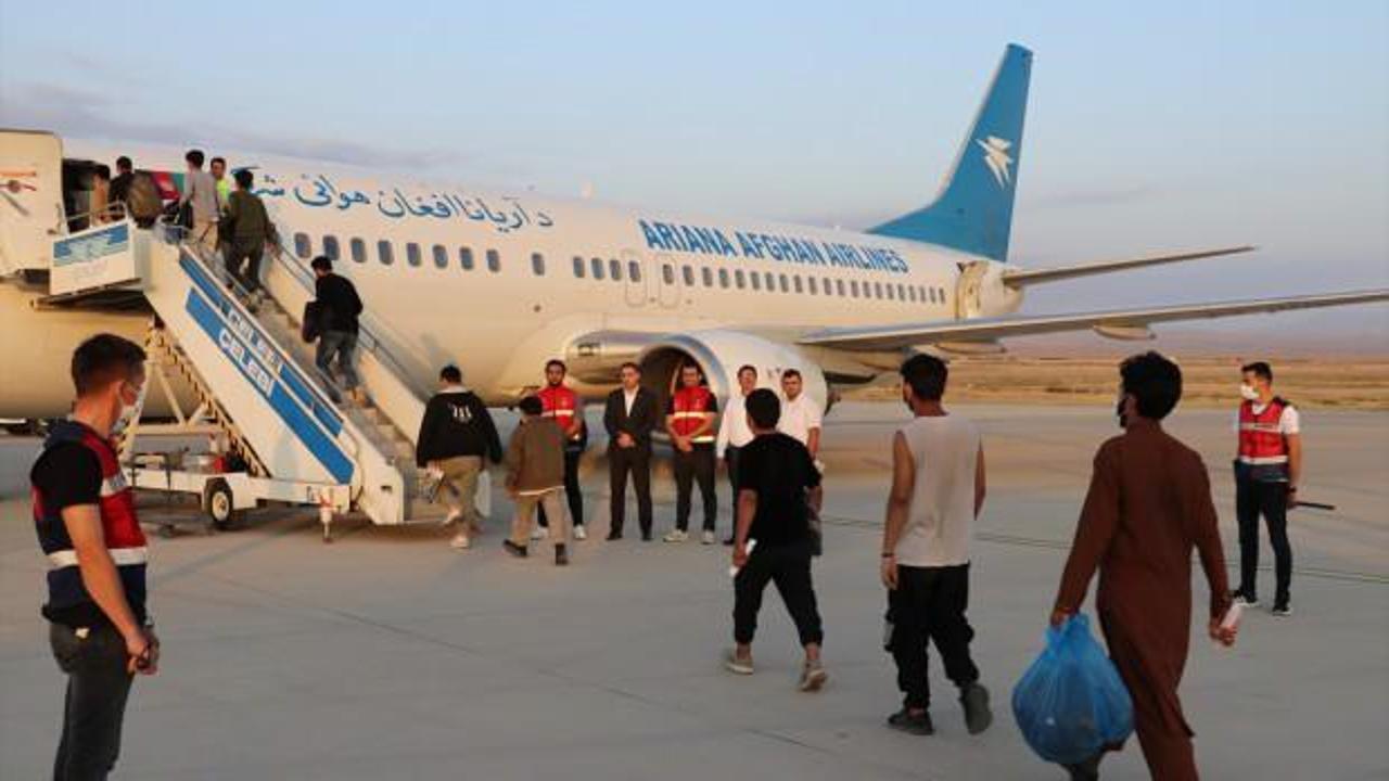 Iğdır'da 136 Afganistan uyruklu düzensiz göçmen ülkelerine gönderildi