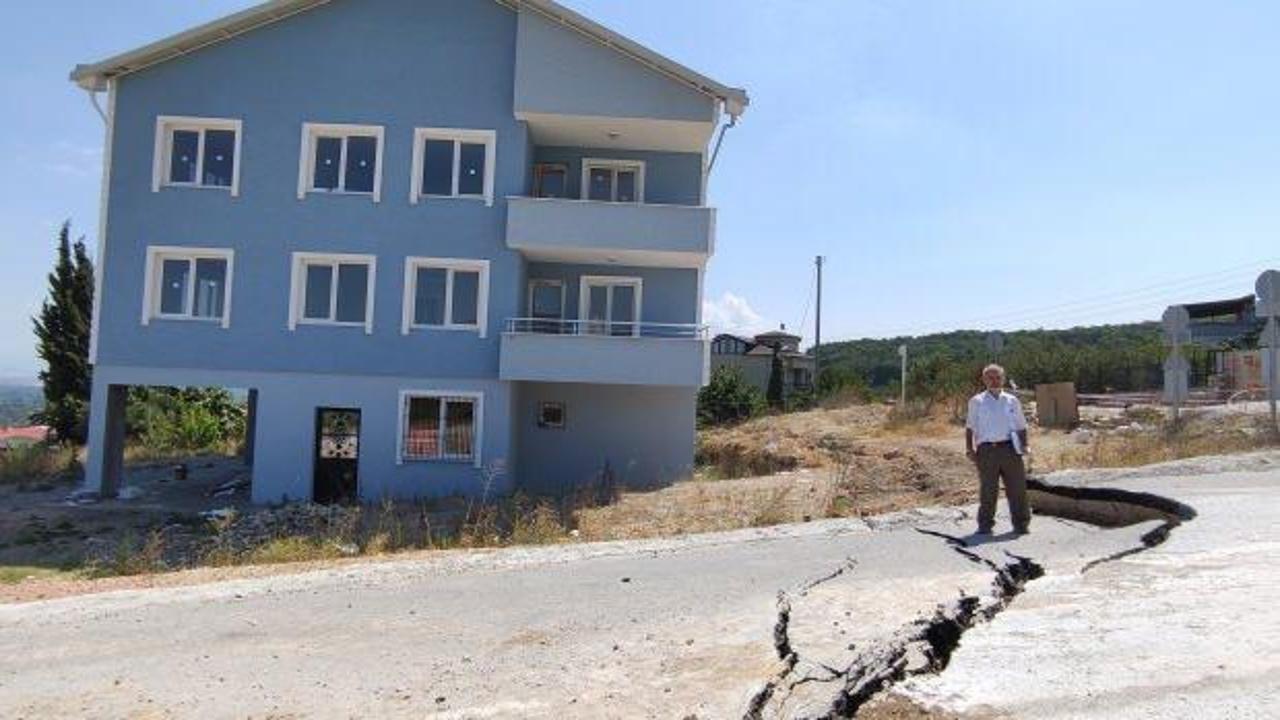 İnşaat &ccedil;alışması b&ouml;yle &ccedil;&ouml;kertti! Toprak ve karayolu fay hattı gibi yarıldı